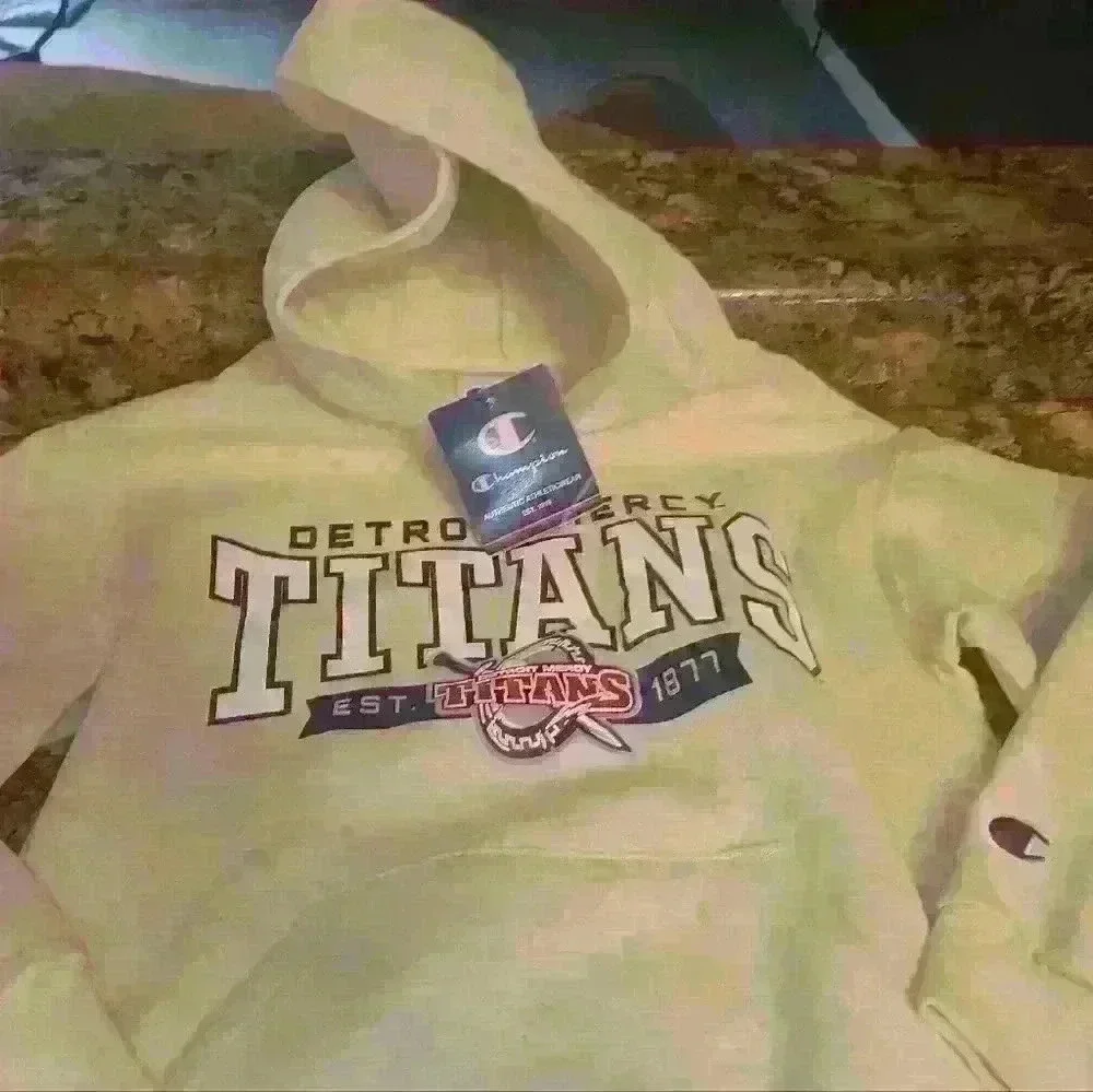 Detroit Mercy Titans boys hooded sweatshirt size 7/8.nwt